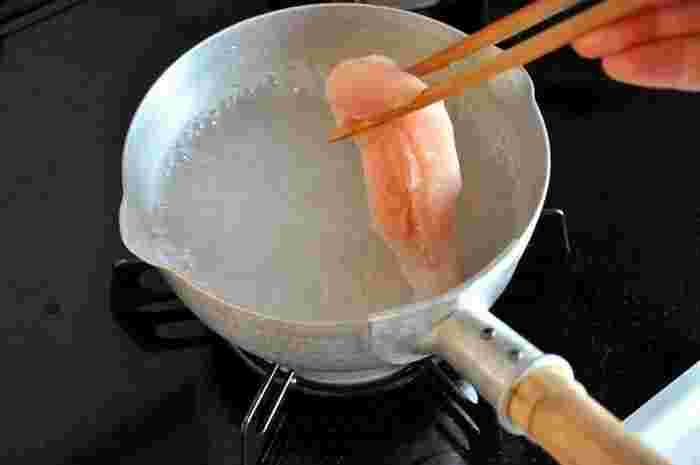 鶏ささみをゆでる様子