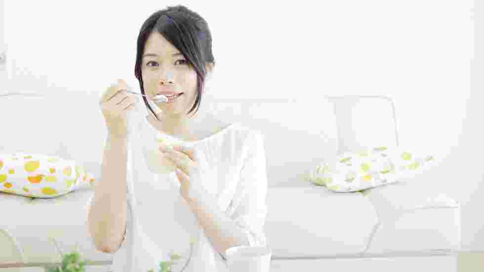 アイスを食べている女性