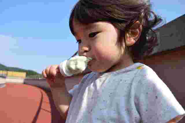 アイスを食べている子ども