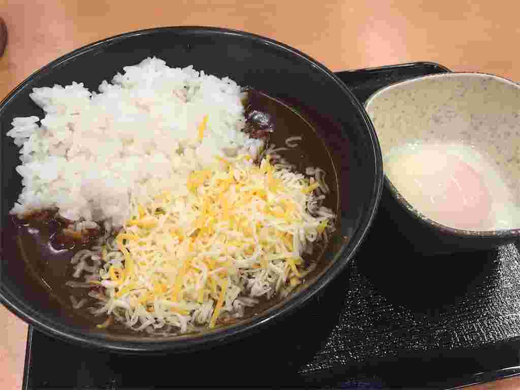 吉野家の黒カレートッピングチーズ、横に半熟卵