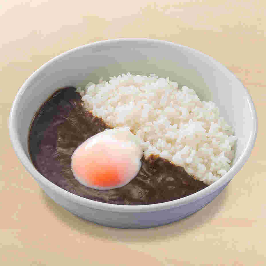 吉野家の黒カレートッピング半熟卵、白い器