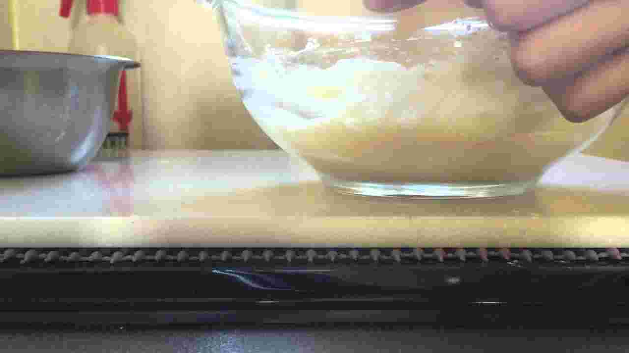 クリームパンの材料を混ぜている
