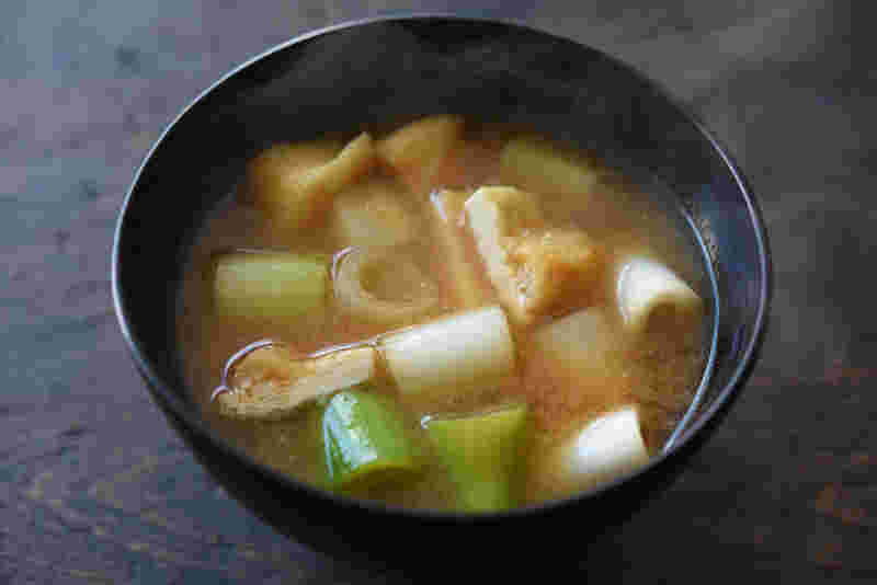 葱と油揚げの味噌汁の画像