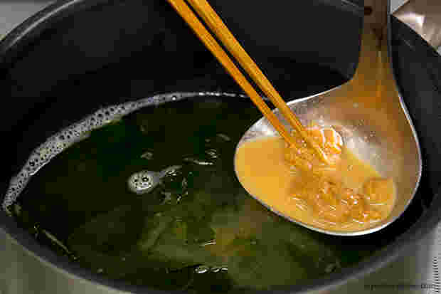 わかめの味噌汁の味噌を溶いてる画像