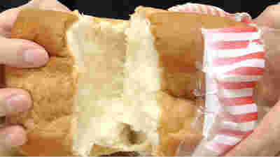 天然酵母食パンを手でちぎっている様子