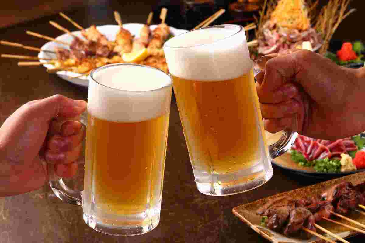 ビールで乾杯をしている様子