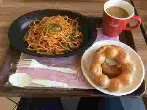 茶色のトレイにナポリタンとコヒーとポンデリング