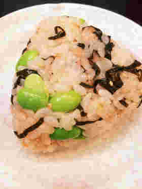 塩こんぶと枝豆のおにぎり