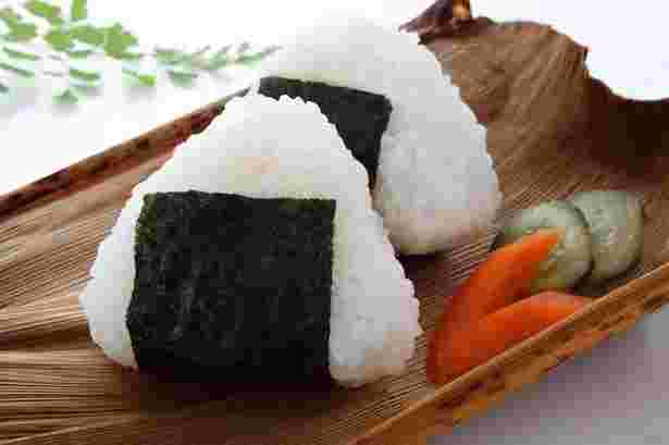 おにぎりと漬物