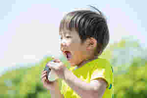 おにぎりを食べる子供