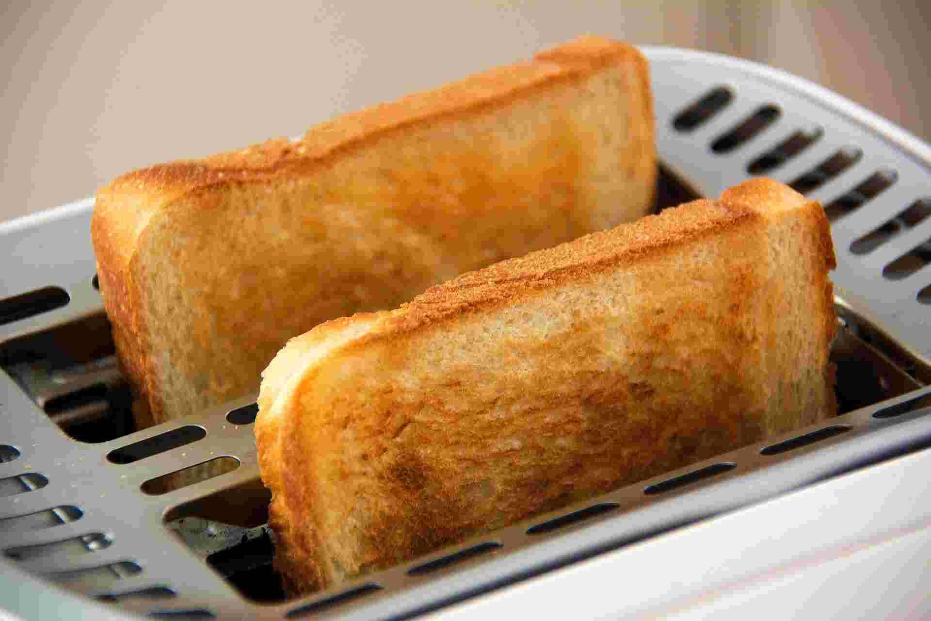 8枚切りの薄い食パンをトースターで焼いたところ