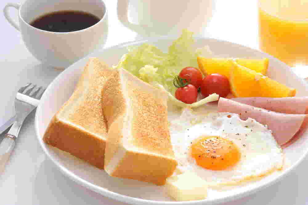 サラダや目玉焼き、コーヒーもついたダイエット中にも良い食べ方のトーストメニュー