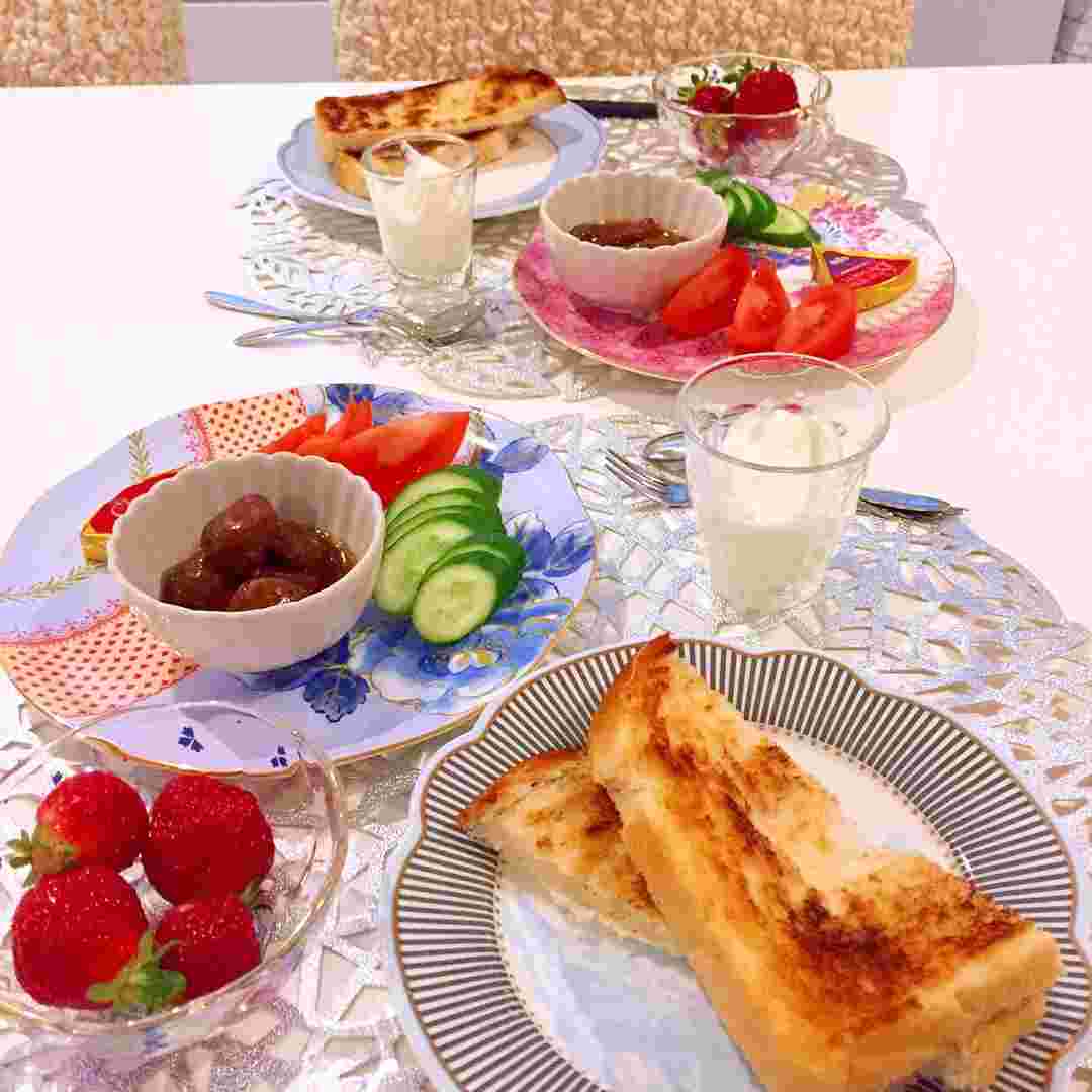 サラダやミートボール、いちごなどたくさんメニューが並ぶトーストメニュー
