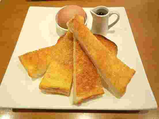 薄切りのトーストをカットして茹で卵を添えた朝食