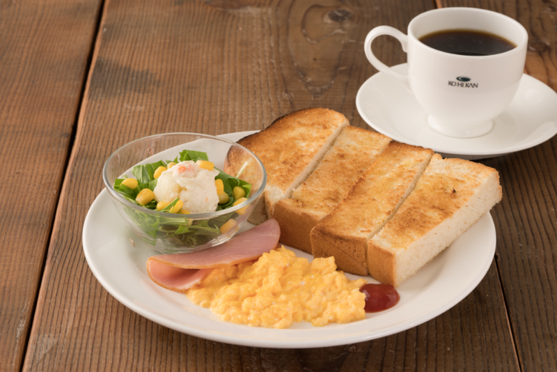 サラダと卵がついたトーストにコーヒーを添えたセット