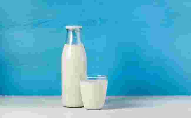 牛乳の入った瓶とガラスに入った1杯の牛乳