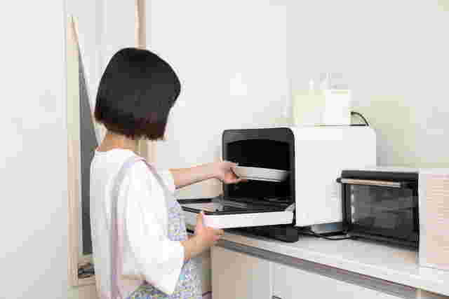 電子レンジに入れる様子