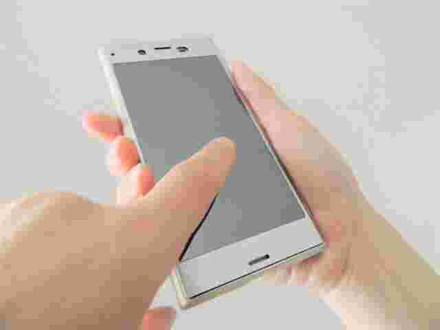 スマホを触る画像