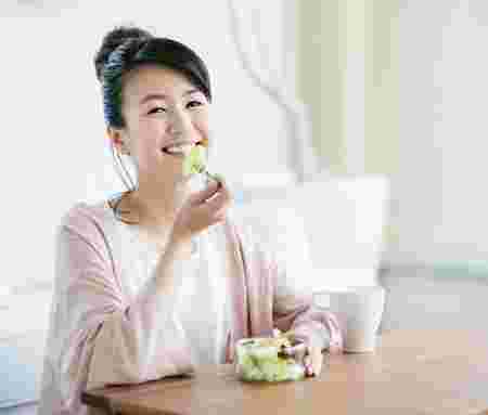 サラダを食べようとしている女性