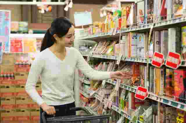 食品を手に取ろうとしている女性