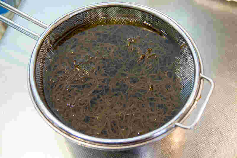 ザルにはいった沖縄産の太もずく