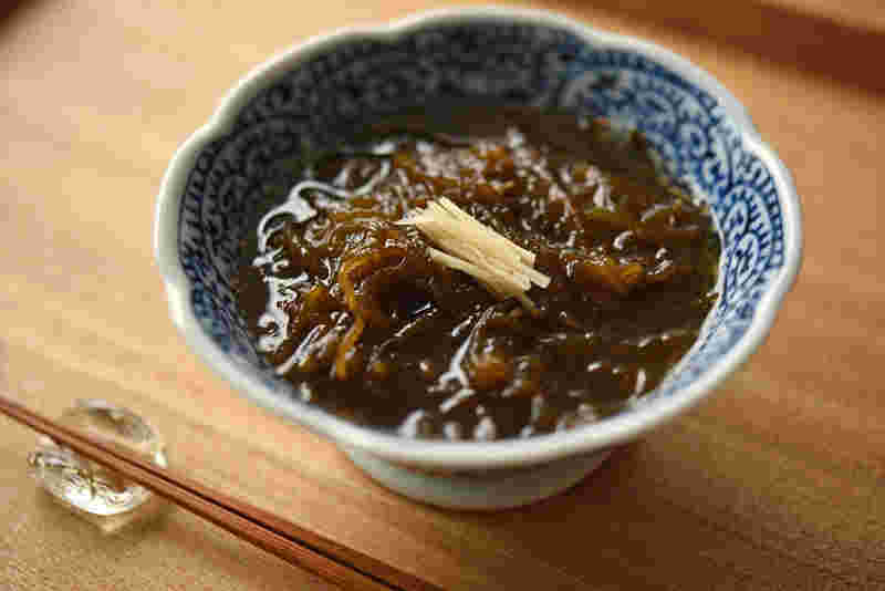 小鉢にはいった三杯酢のもずく酢