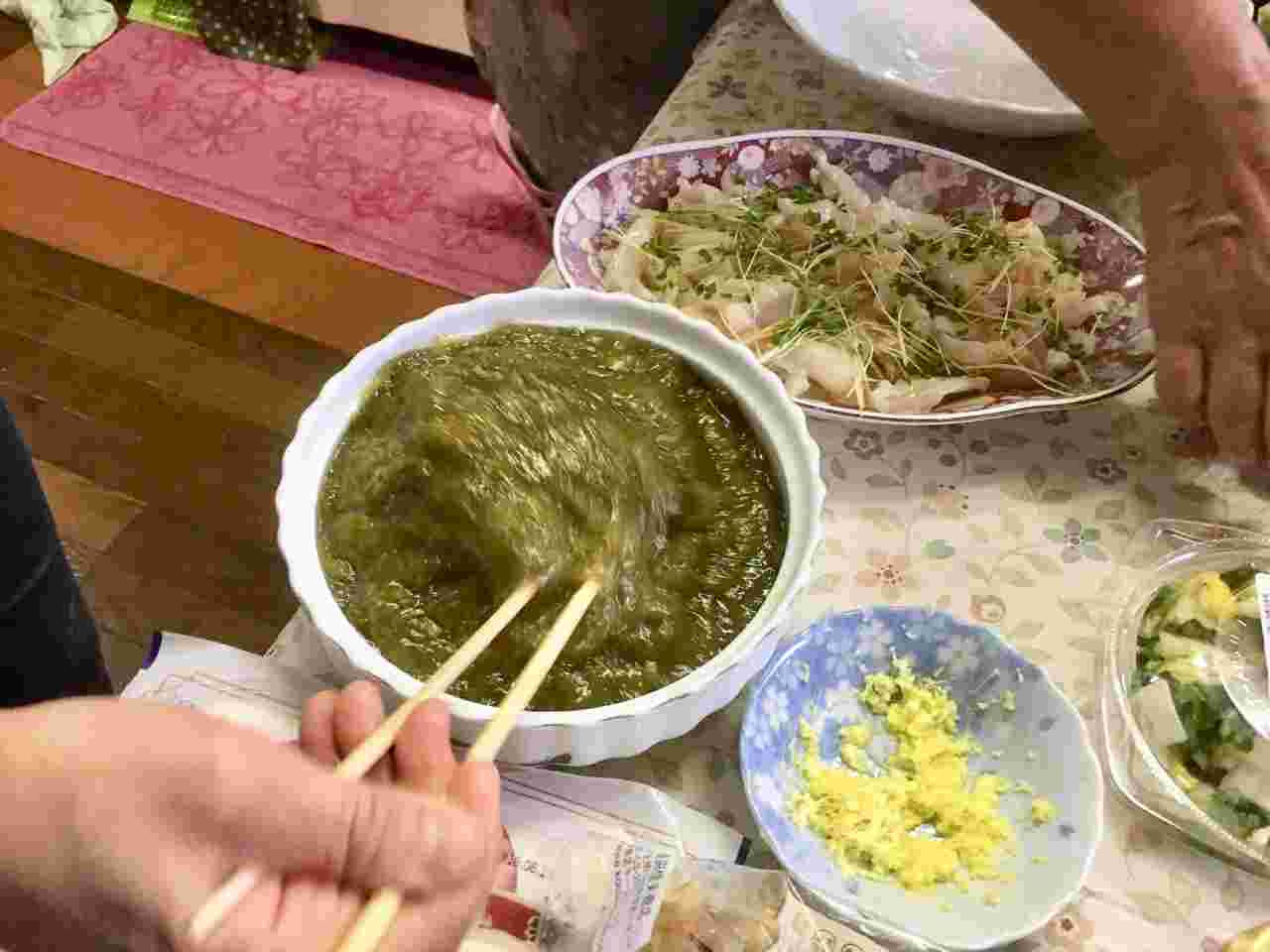 大量のもずくをかき混ぜている様子