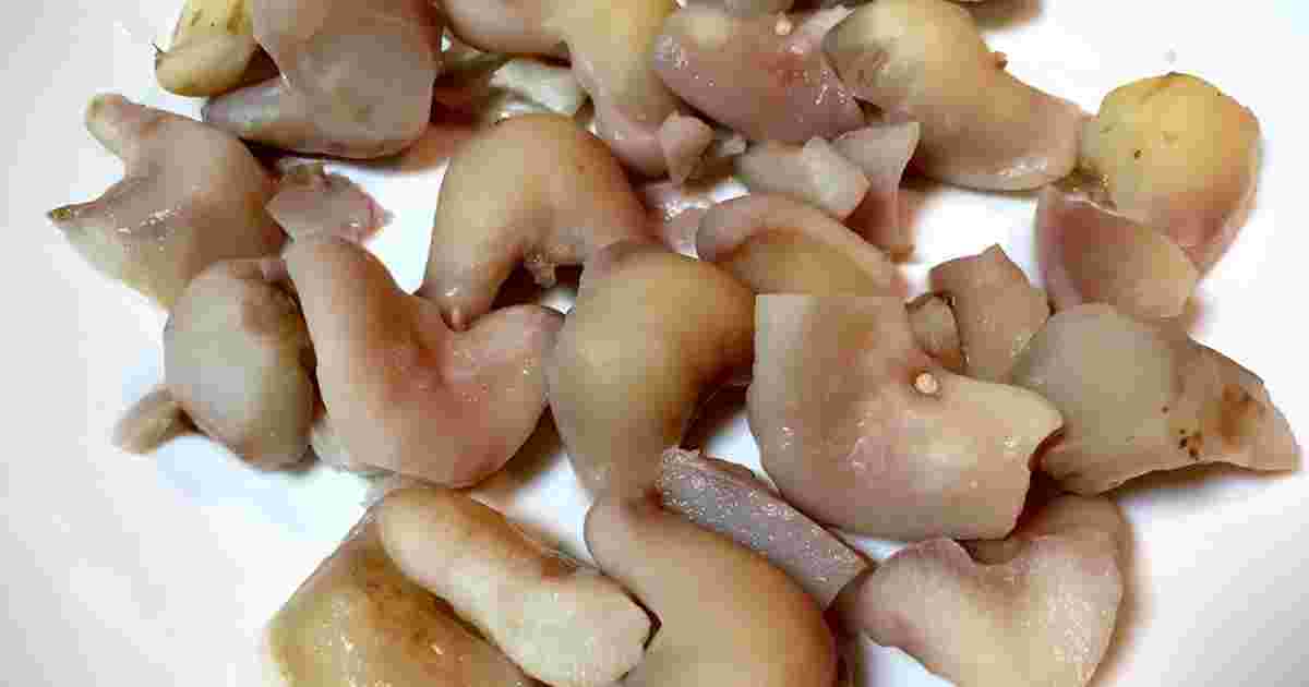 菱の実を塩水で茹でただけのおつまみの様子