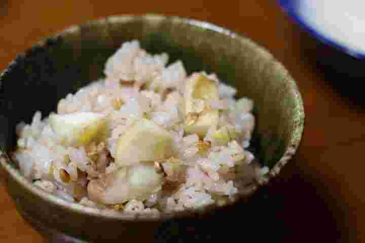 菱の実がいっぱい入った菱の実ご飯の様子