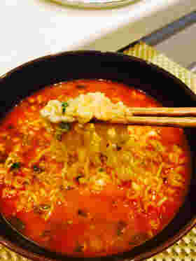 辛ラーメンを食べる様子