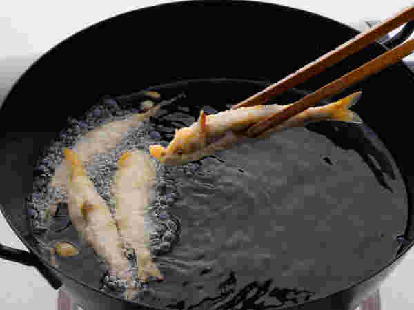 小魚のフリットを揚げているところ