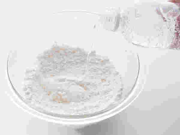 小麦粉に炭酸水を加えている
