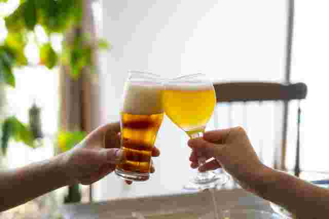 ビールで乾杯している2人