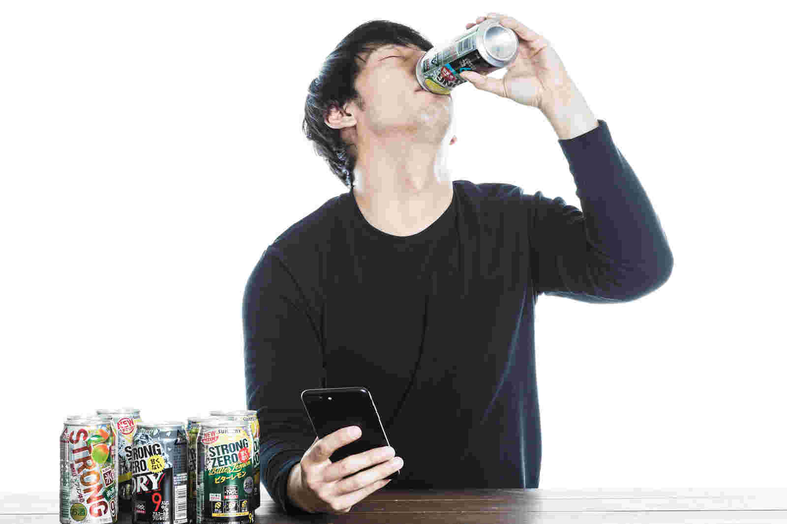 やけ酒を飲む男性