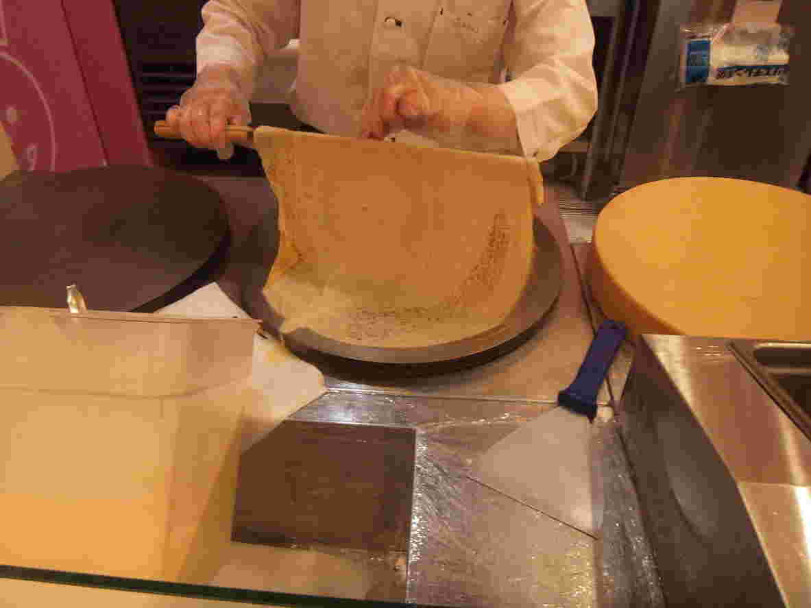 あべのキューズモール店のクレープを焼いている様子