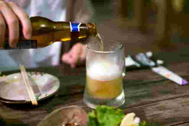 グラスに瓶ビールを注ぐ