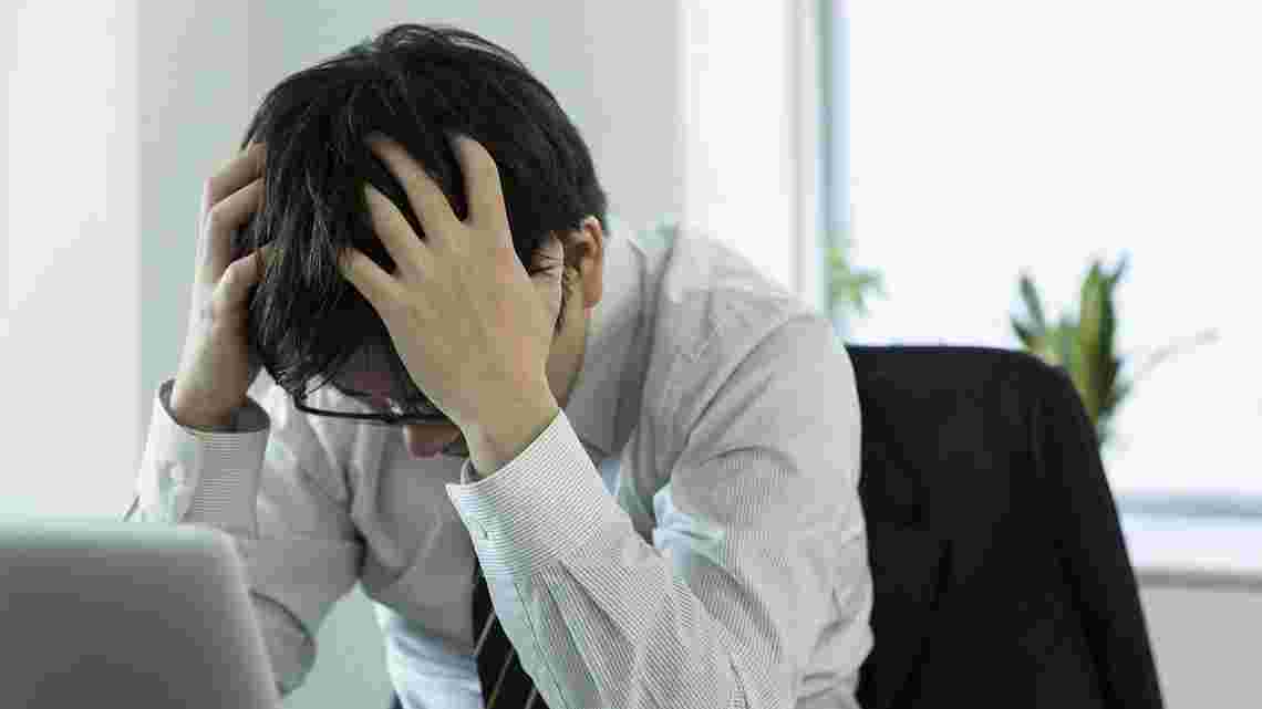 何もかもうまくいかないと嘆く男性