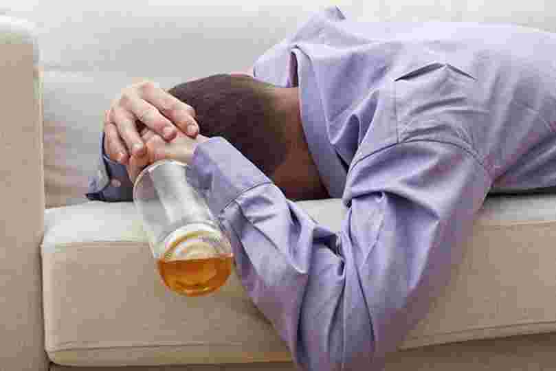 酒で酔いつぶれた男性