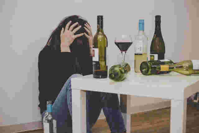 アルコール依存の女性