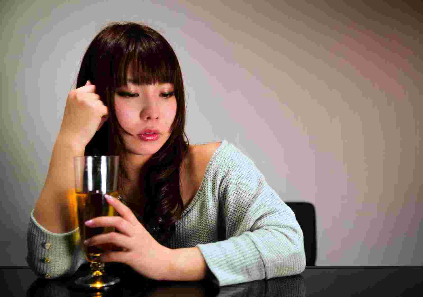 昼間から飲む女性