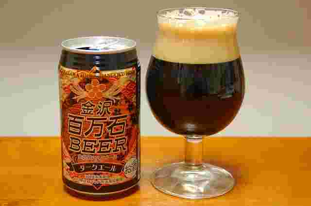 ダークエールの缶とダークエールを注いだグラス
