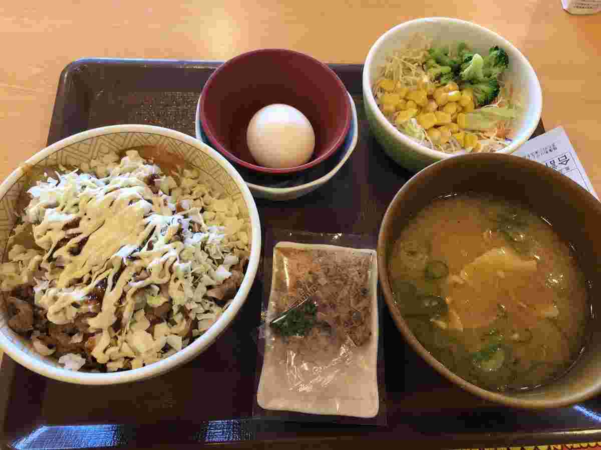 カレー豚汁がセットになった画像