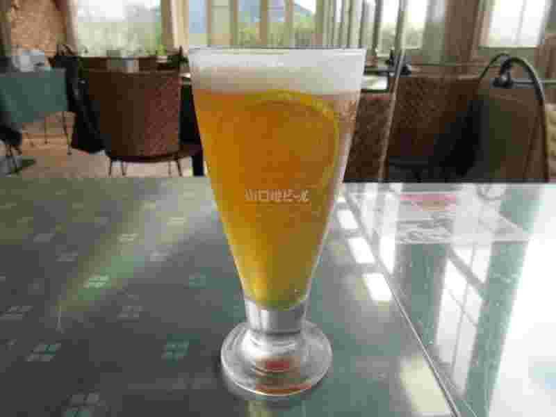 テーブルの上に置かれたグラス一杯の山口地ビール