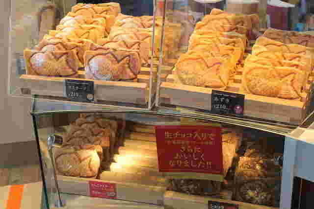 ケースに並ぶクロワッサンたい焼き