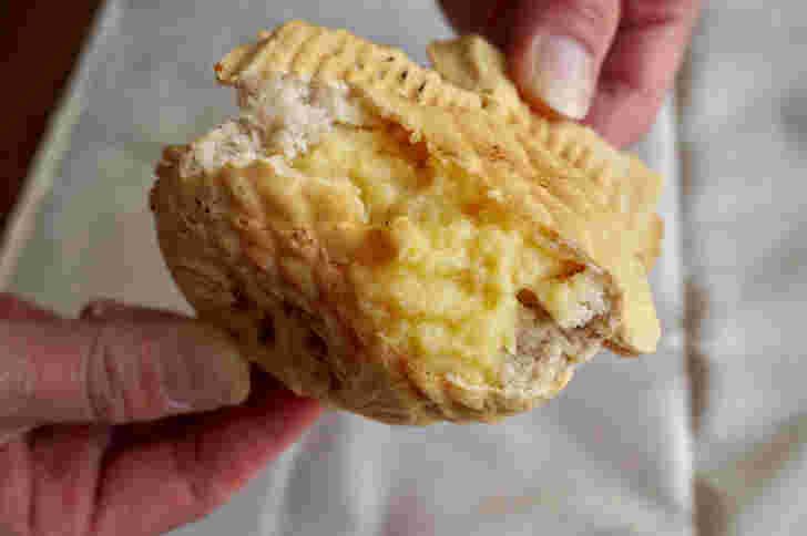 薄皮たい焼きクリームをわったところ