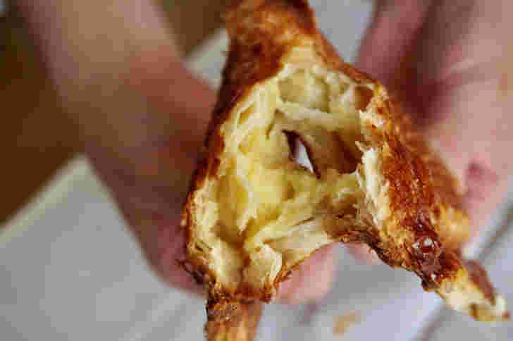 クロワッサンたい焼き:クリームをわったところ