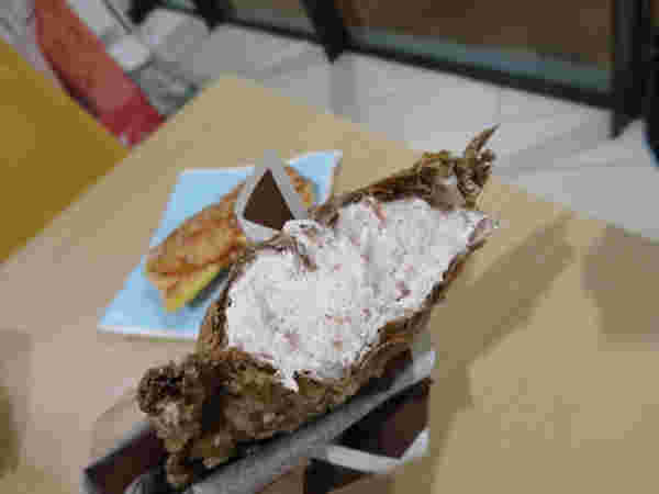 クロワッサンたい焼き：ラズベリーショコラ