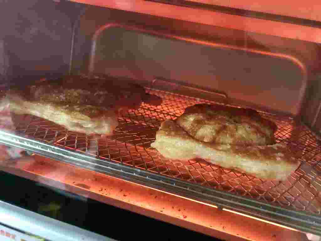 トースターでクロワッサンたい焼きを焼いているところ