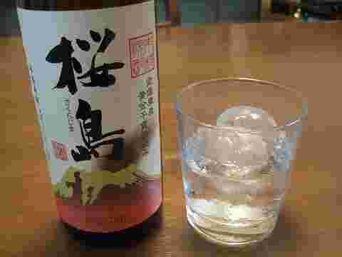 本格焼酎の一つである桜島のボトルとグラスに入った焼酎