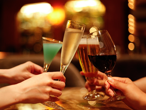 乾杯で傾けられるいろいろなお酒のグラスの様子